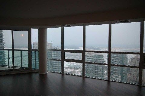 3811 - 19 Grand Trunk Cres, Toronto, M5J 3A3 | Image 3