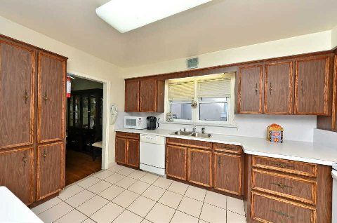 192 Combe Ave, Toronto, M3H4K5 | Image 2