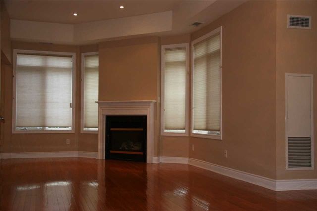 Th 17 - 2 Rean Dr, Toronto, M2K3B8 | Image 2