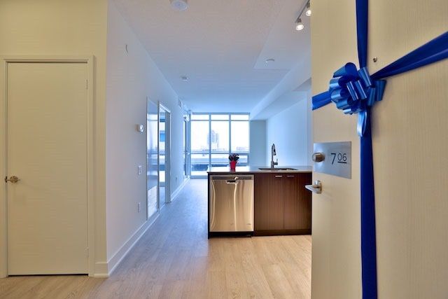 706 - 30 Roehampton Ave, Toronto, M4P 0B9 | Image 2