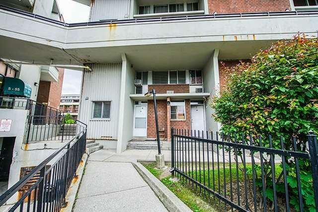 Townhouse sold at 111-5 Sunny Glenway, Toronto, Flemingdon Park, M3C 2Z5 - MLS: C4152006