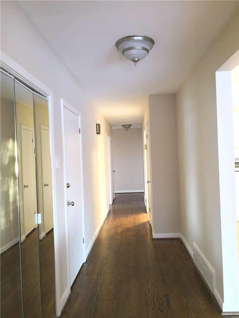 23 Millgate Cres, Toronto, M5K1L5 | Image 2