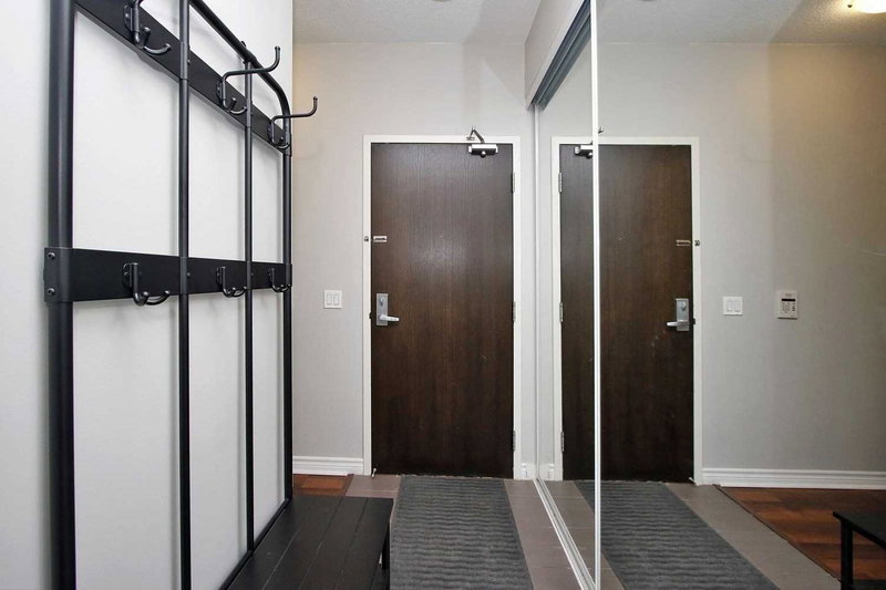 315 - 19 Grand Trunk Cres, Toronto, M5J3A3 | Image 3