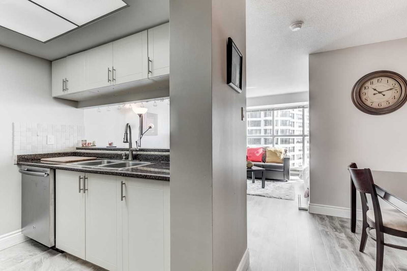 1605 - 77 Harbour Sq, Toronto, M5J2S2 | Image 2