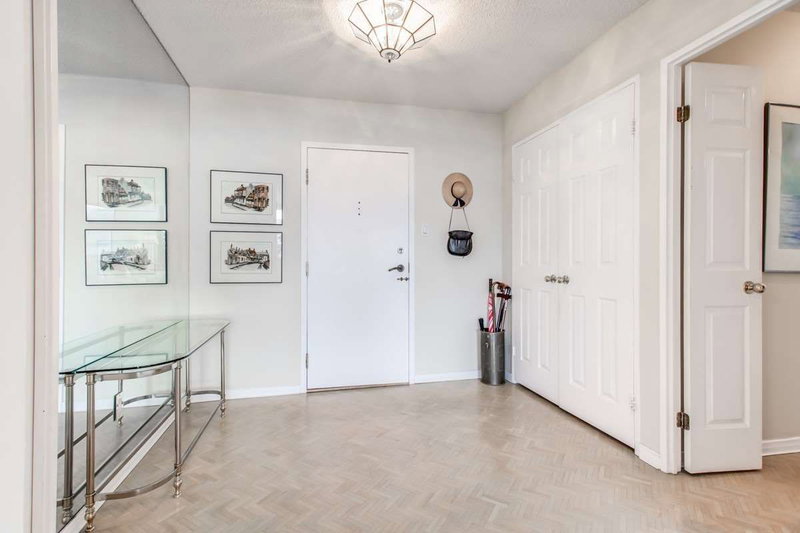 608 - 18 Lower Village Gate, Toronto, M5P3M1 | Image 2