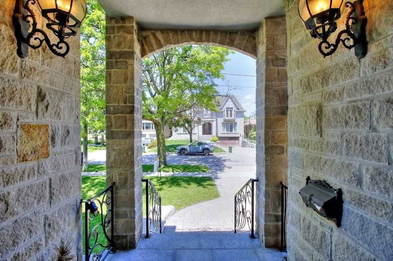 205 Byng Ave, Toronto, M2N4L2 | Image 2