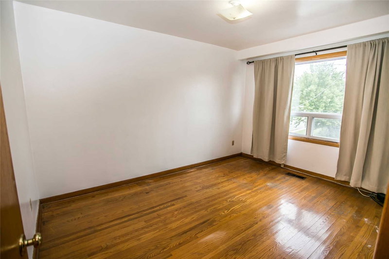 119 Gloucester Grve, Toronto, M6C 2A7 | Image 2