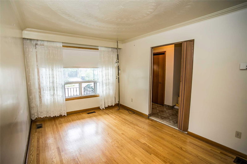 119 Gloucester Grve, Toronto, M6C 2A7 | Image 3