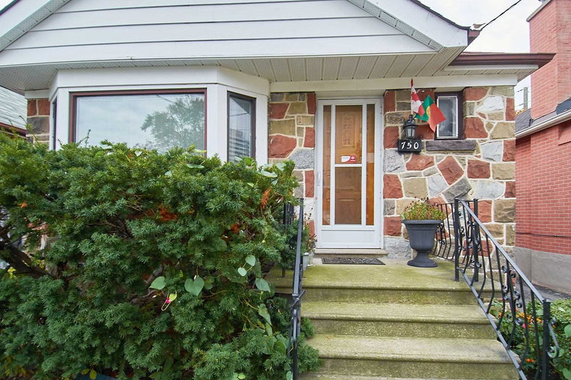 750 Vaughan Rd, Toronto, M6E2Z2 | Image 2