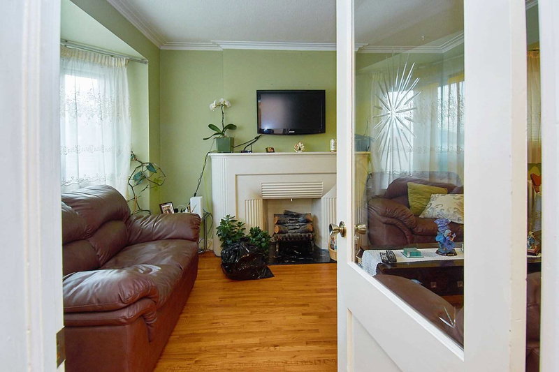 750 Vaughan Rd, Toronto, M6E2Z2 | Image 3