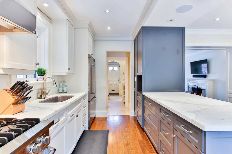 17 Otter Cres, Toronto, M5N 2W3 | Image 2