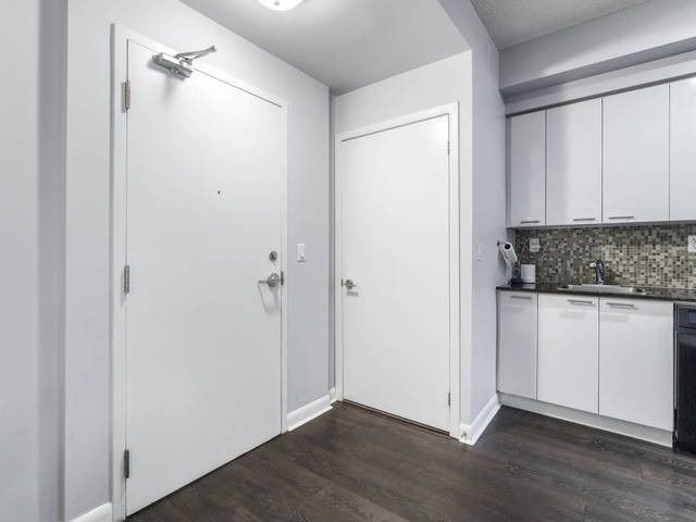 517 - 15 Bruyeres Mews, Toronto, M5V0A7 | Image 2