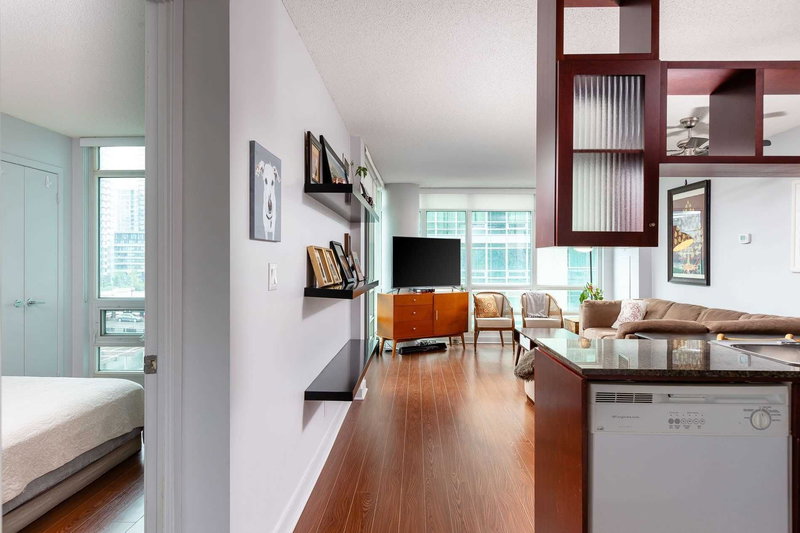 611 - 381 Front St W, Toronto, M5V 3R8 | Image 3