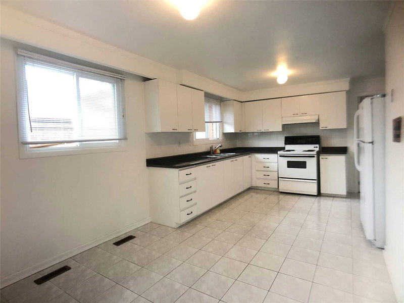 211 Shawnee Circ, Toronto, M2H2Y3 | Image 3