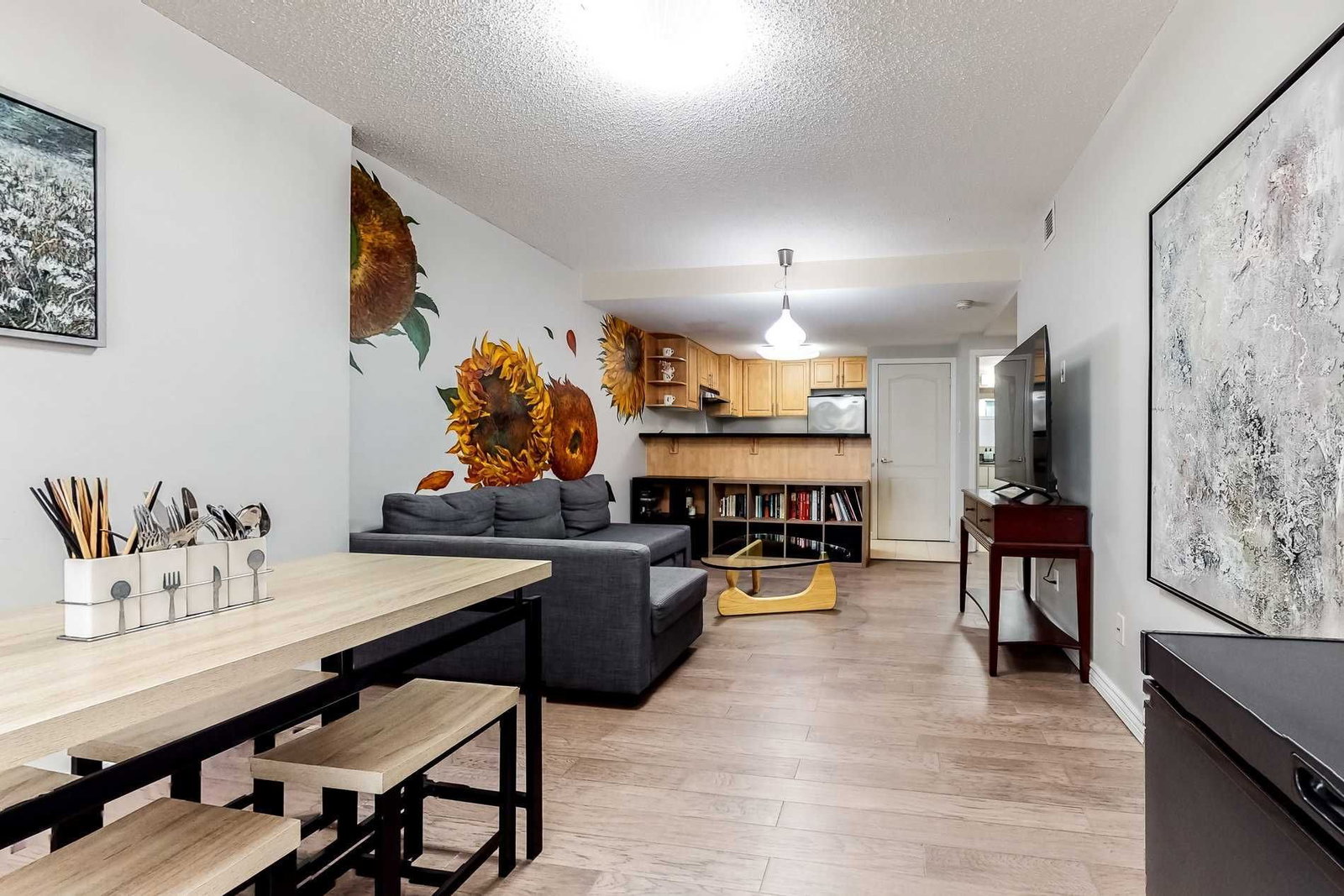 Listing Image 4