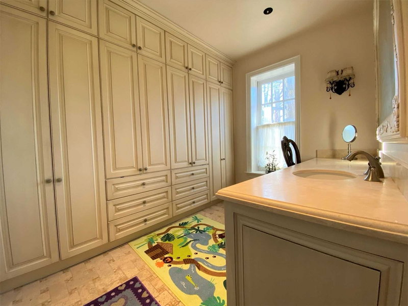 16 Brian Cliff Dr, Toronto, M3B2G2 | Image 3