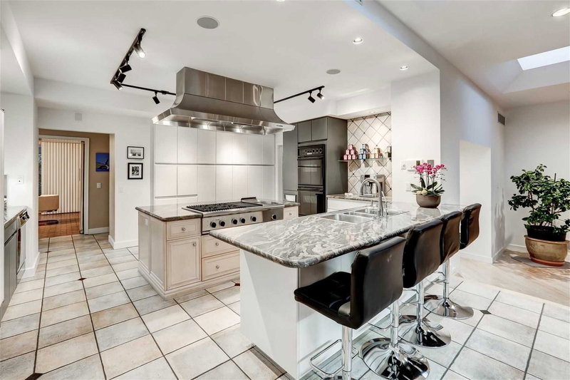 39 Burton Rd, Toronto, M5P1V1 | Image 2