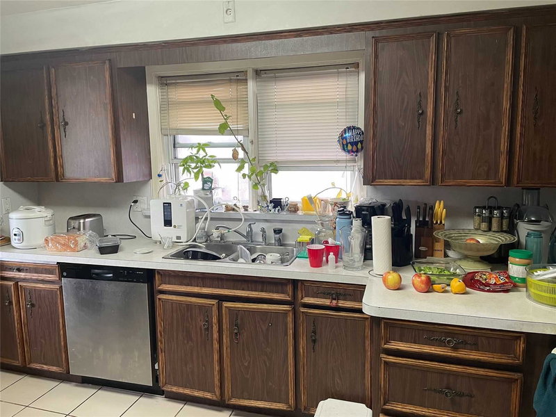 192 Combe Ave, Toronto, M3H4K5 | Image 2