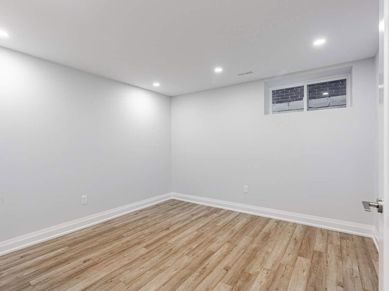 Lower - 987 Avenue Rd, Toronto, M5P2K9 | Image 2