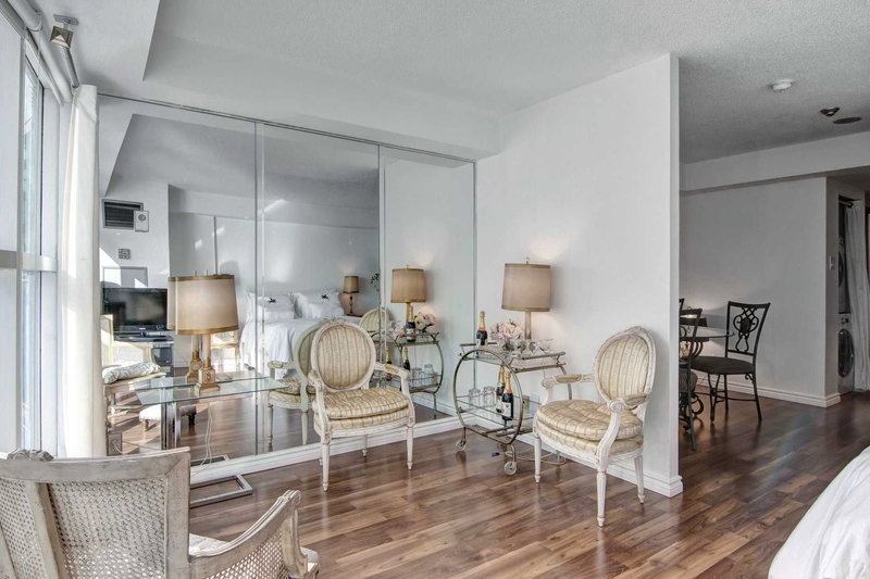 3005 - 77 Harbour Sq, Toronto, M5J 2S2 | Image 3