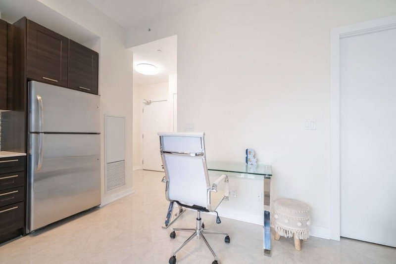 802 - 20 Bruyeres Mews, Toronto, M5V0G8 | Image 3