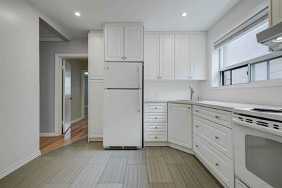 Unit 2 — 104 Neptune Dr, Toronto - Englemount-Lawrence image-0-4