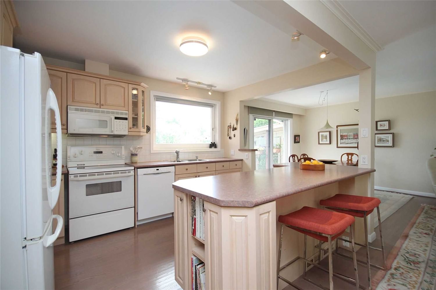 Listing Image 6