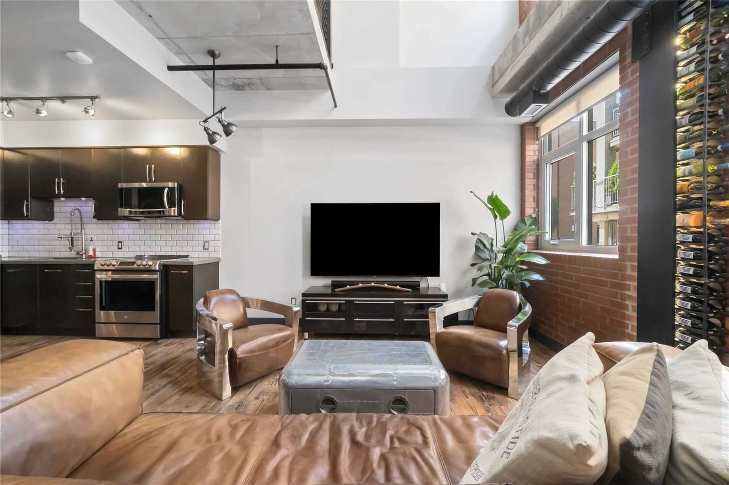 Listing Image 4