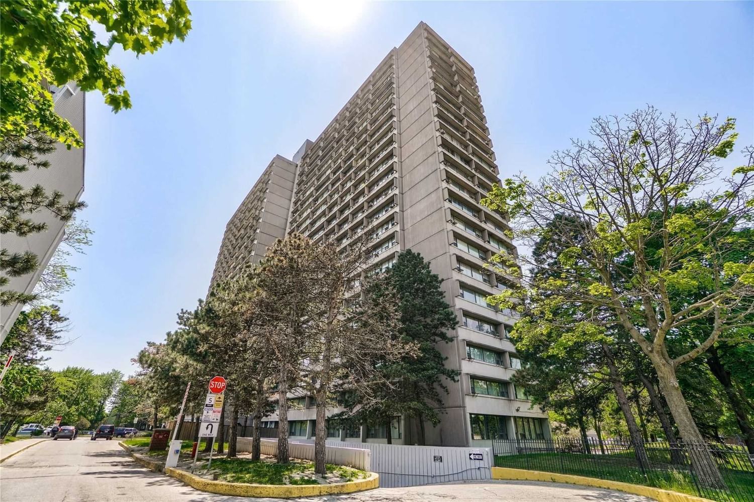 Condo leased at 1809-100 Leeward Glwy, Toronto, Flemingdon Park, M3C2Z1 - MLS: C5711173