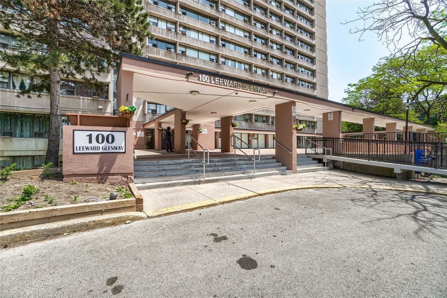 Condo leased at 1809-100 Leeward Glwy, Toronto, Flemingdon Park, M3C2Z1 - MLS: C5711173