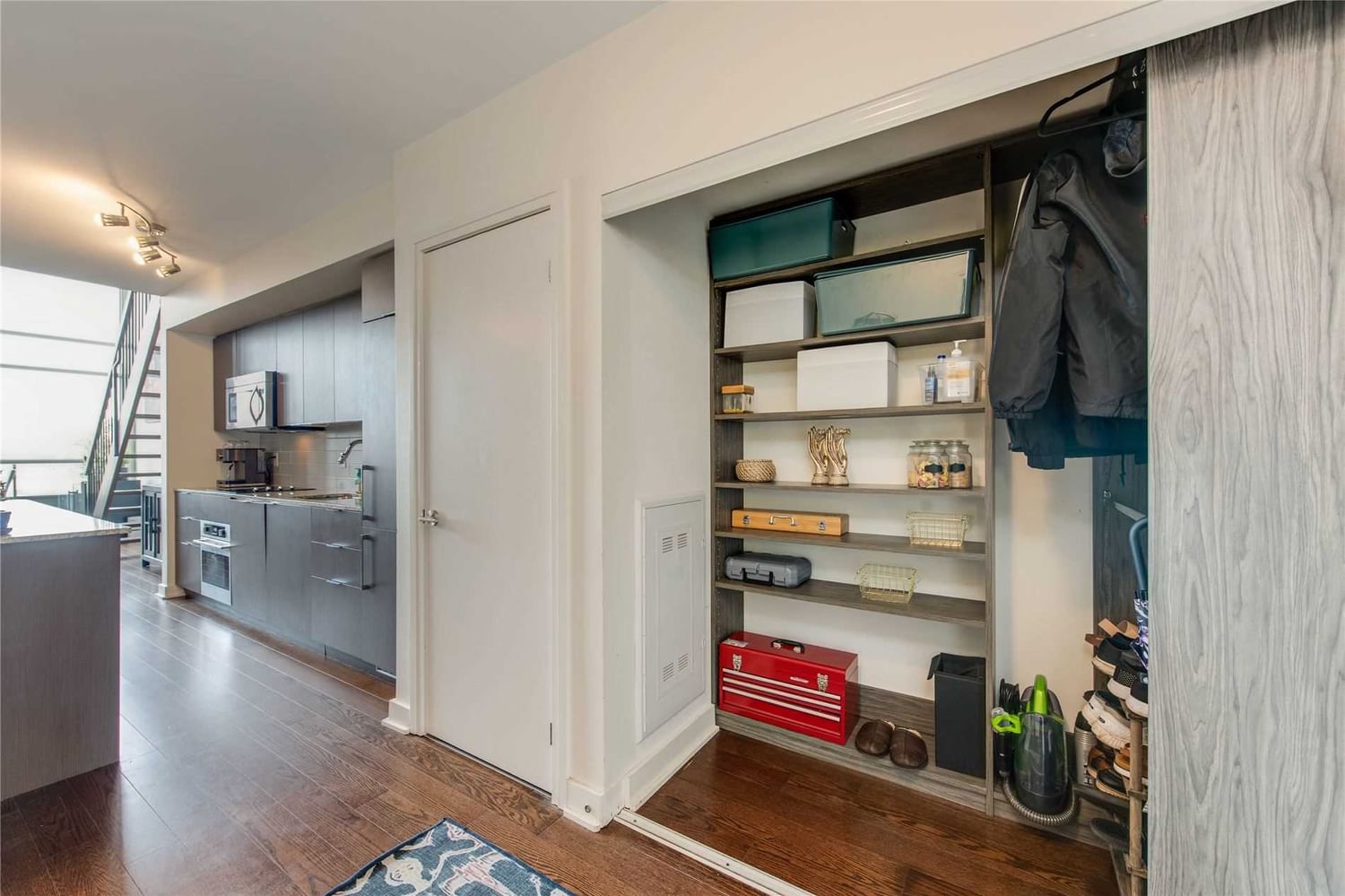 Listing Image 4