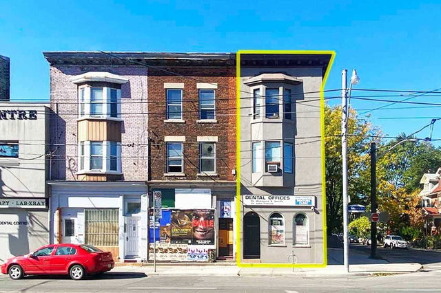 852 Bathurst Street