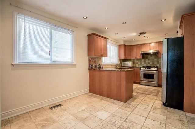 38 Foursome Cres, Toronto, M2P 1W3 | Image 3