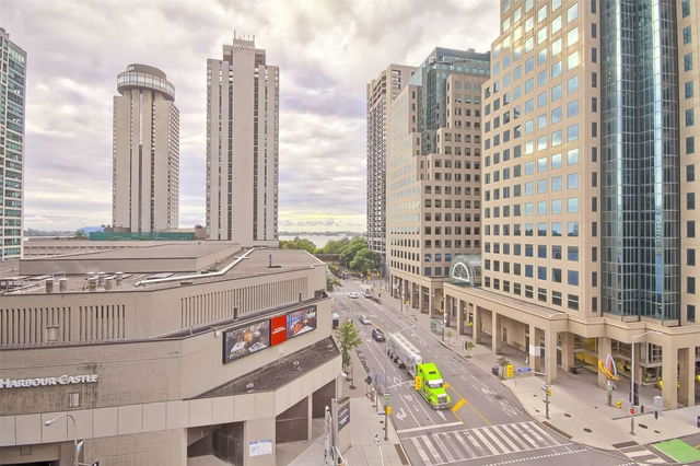 712 - 33 Bay Street