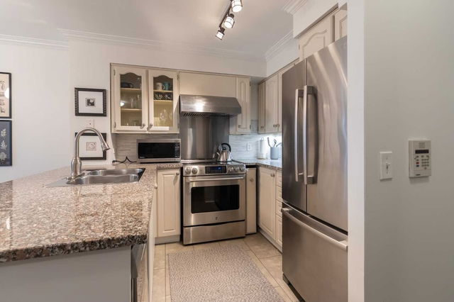 1809 - 30 Grand Trunk Crescent