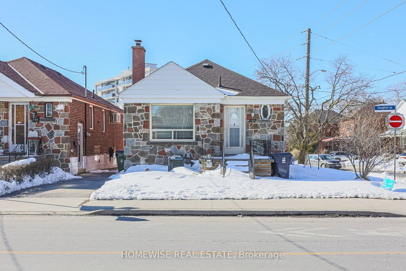 752 Vaughan Rd, Toronto, M6E 2Z2 | Image 3