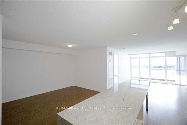 902 - 19 Singer Court