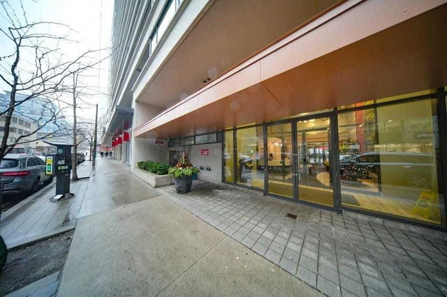 1122 - 111 Elizabeth Street