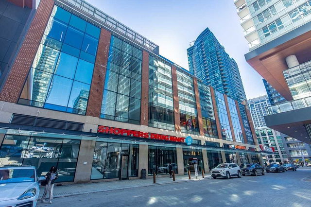 906 - 17 Bathurst Street