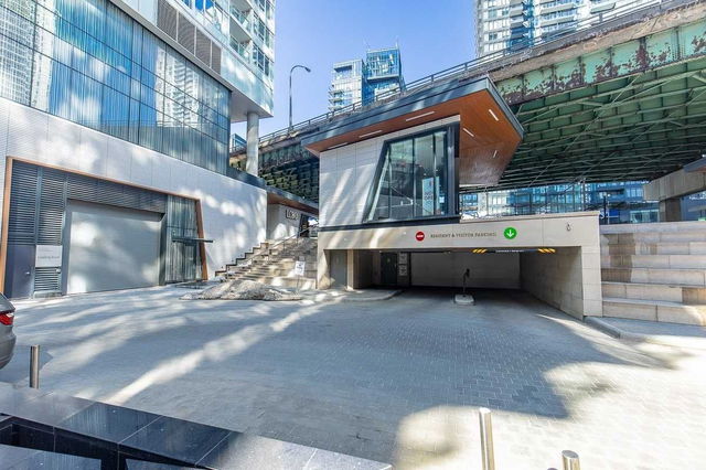 906 - 17 Bathurst Street