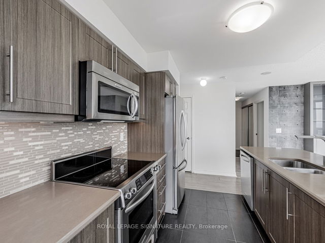 PH11 - 19 Grand Trunk Crescent