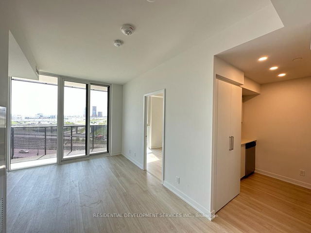 807 - 30 Tretti Way