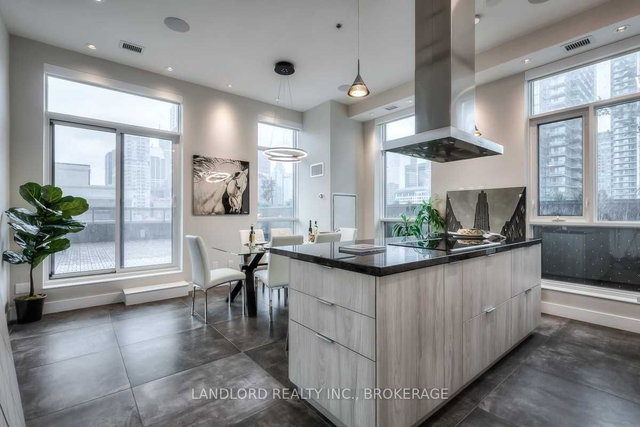 1005 - 318 Richmond Street W