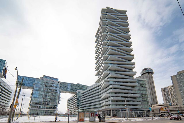 221 - 15 Queens Quay