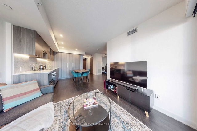 909 - 19 Bathurst Street