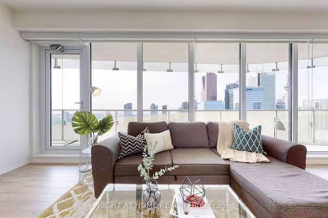 5009 - 197 Yonge Street