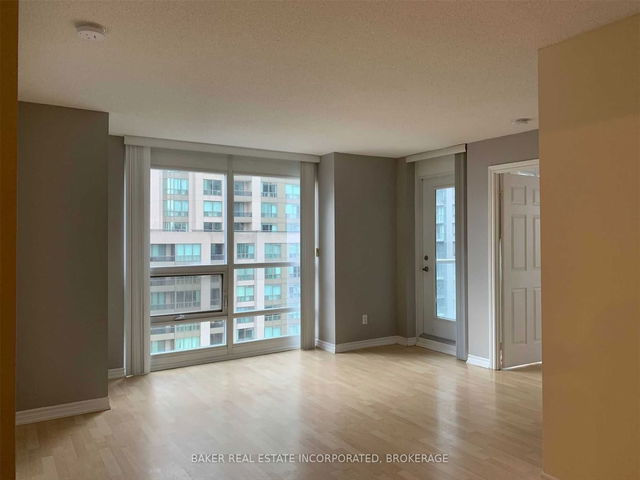 1912 - 761 Bay Street