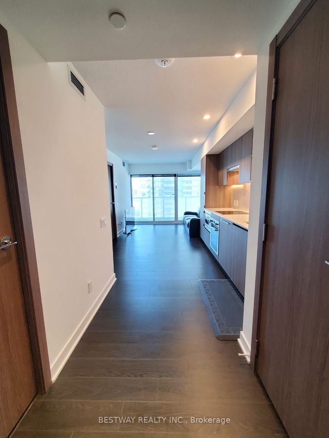 907 - 17 Bathurst Street