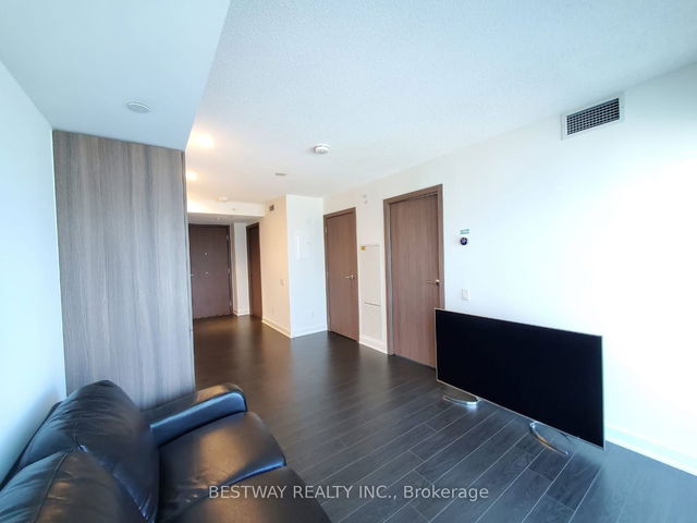 907 - 17 Bathurst Street
