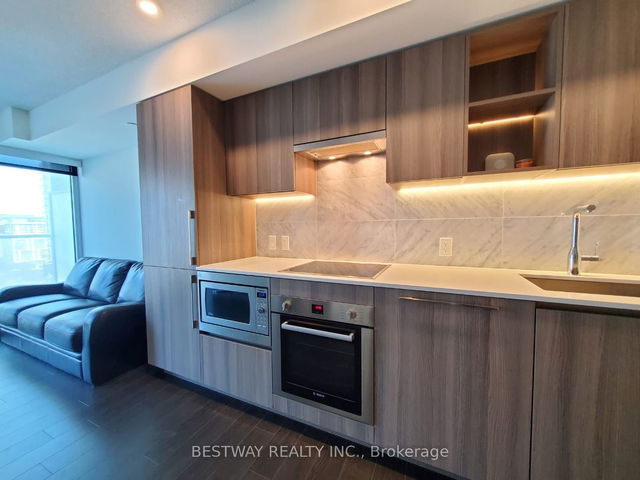 907 - 17 Bathurst Street